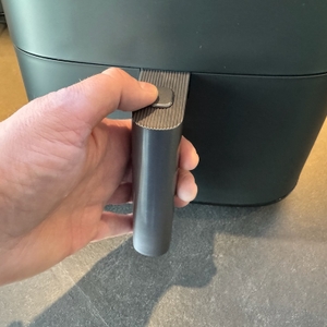 Griff mit Knopf bei der Cosori Turbo Blaze