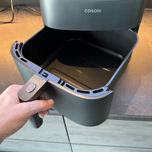 Behälter wird aus der Cosori Turbo Blaze gezogen