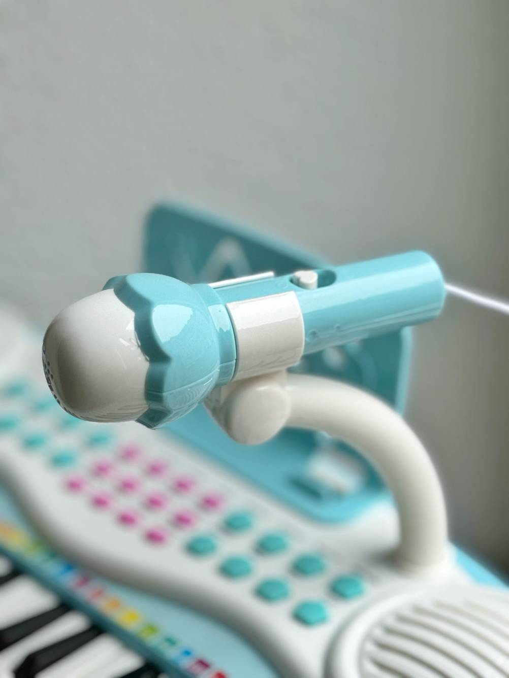 Im Test: Detailaufnahme des Mikrofones eines Kinderkeyboards.