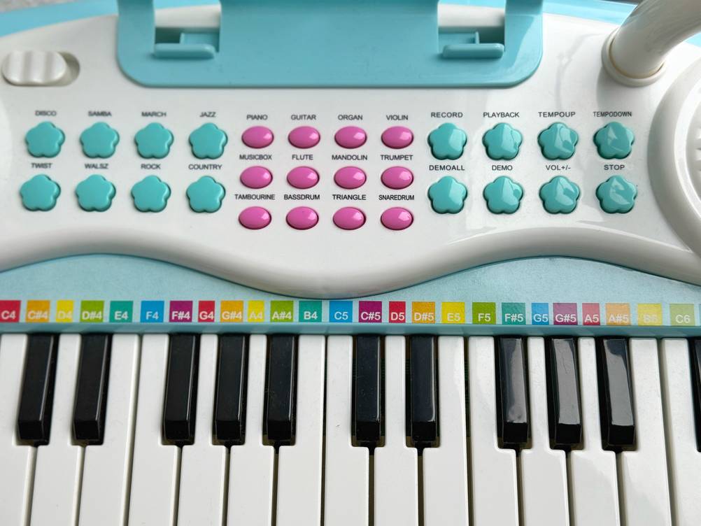 Kinderkeyboard im Test: Detailansicht der Tastatur, mit 28 Funktionstasten und bunter Tasten-Beschriftung.