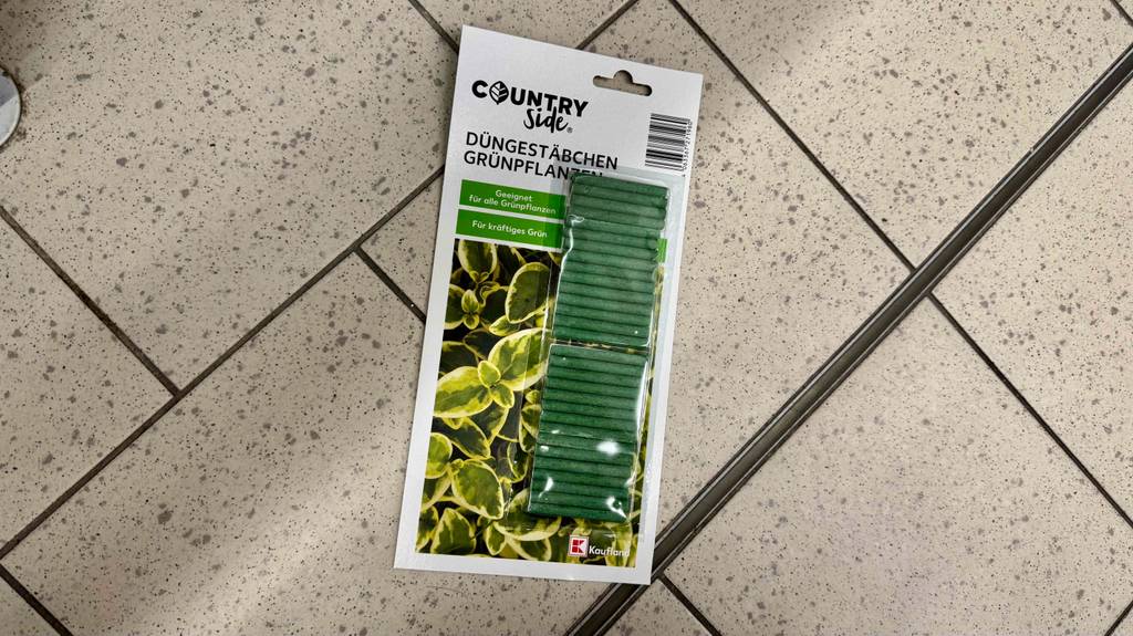 Eine Packung mit grünen getesteten Düngestäbchen liegt auf dem Boden.