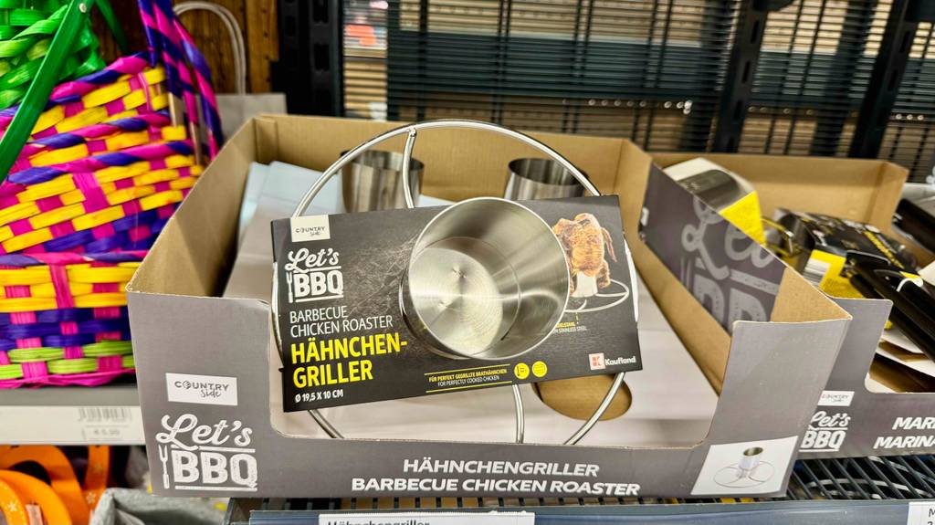 Hähnchengriller-Test: Ein Modell aus Edelstahl befindet sich in einem Karton auf dem Verkaufsregal.