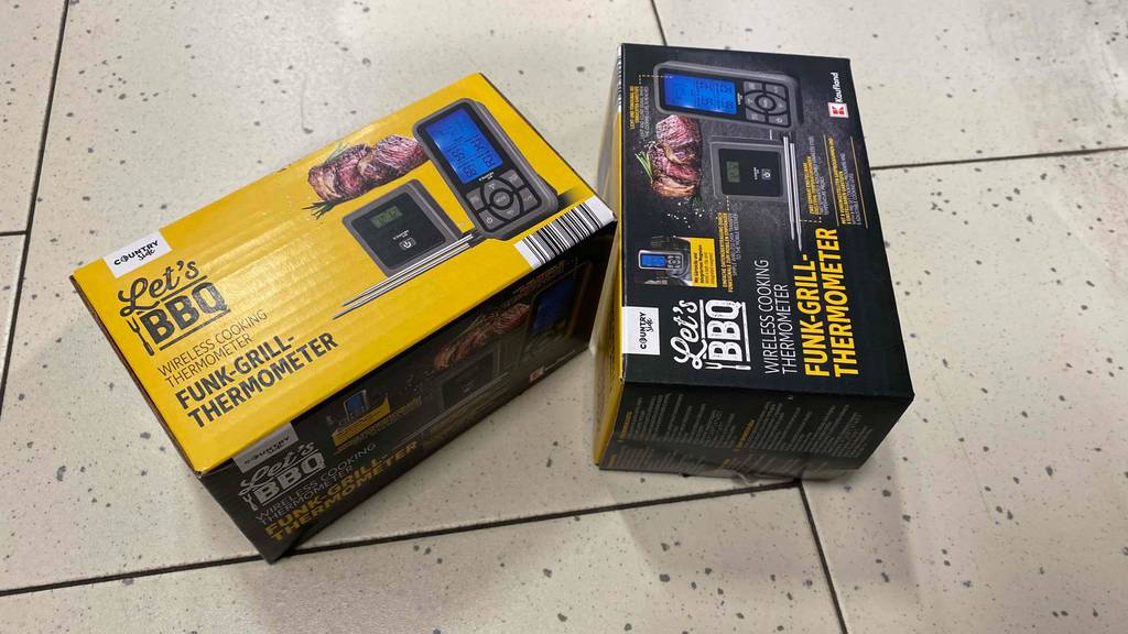 Funk-Grillthermometer-Test: Zwei Verpackungen der Marke Countryside liegen auf einem Fliesenboden.