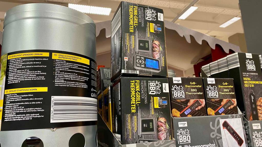 Funk-Grillthermometer im Test: Mehrere Verpackungen mit Grillthermometern stehen im Verkaufsregal.