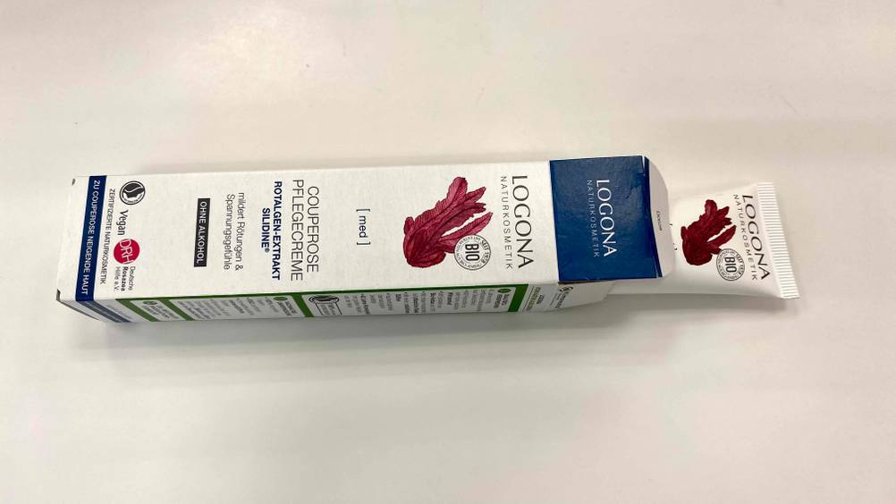 Eine geöffnete Schachtel der getesteten Couperose-Creme mit Cremetube.