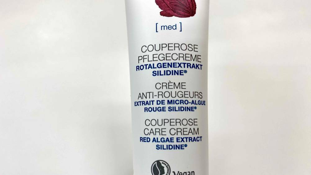 Nahaufnahme des Aufdrucks auf der Vorderseite einer getesteten Couperose-Creme-Tube.