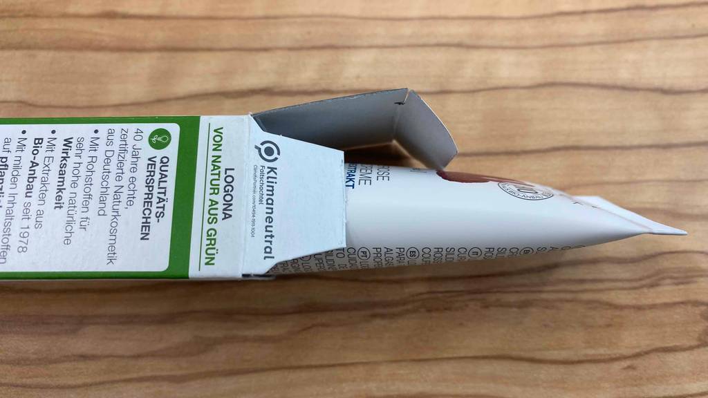 Geöffnete Packung von einer Couperose-Creme.