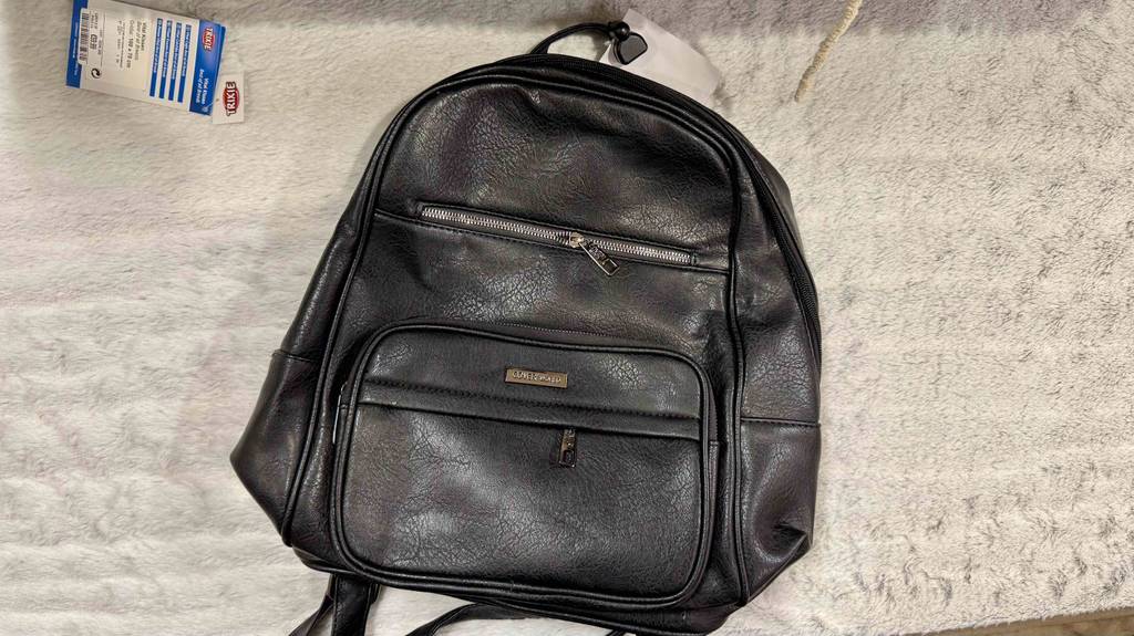 Lederrucksack-Test: Nahansicht der Taschen mit Reißverschluss.