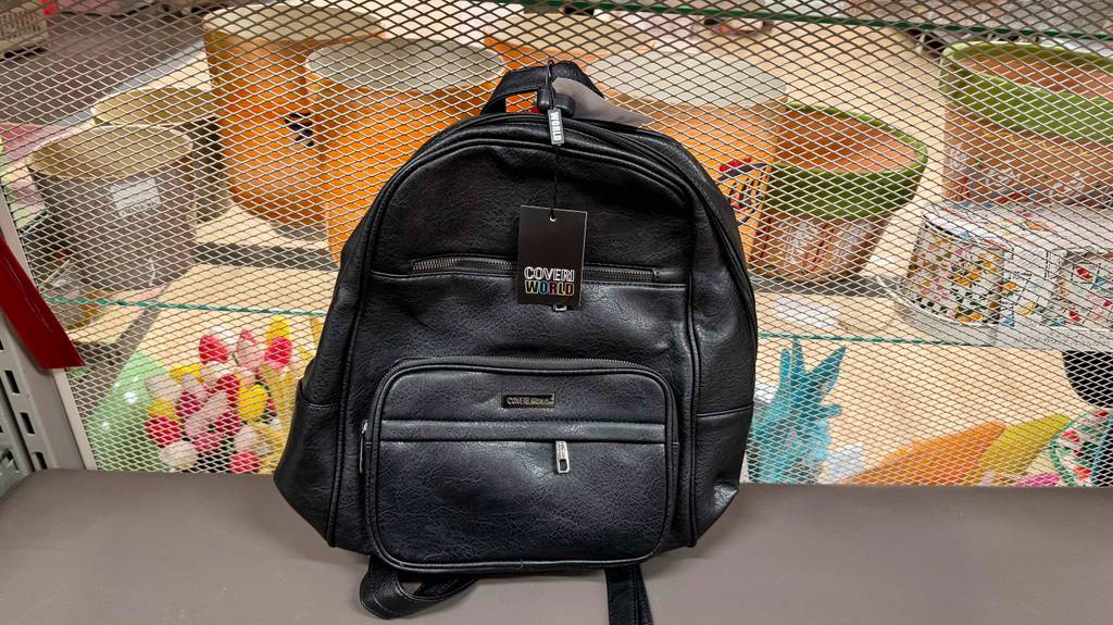 Ein getesteter Lederrucksack steht in einem Gitterregal.