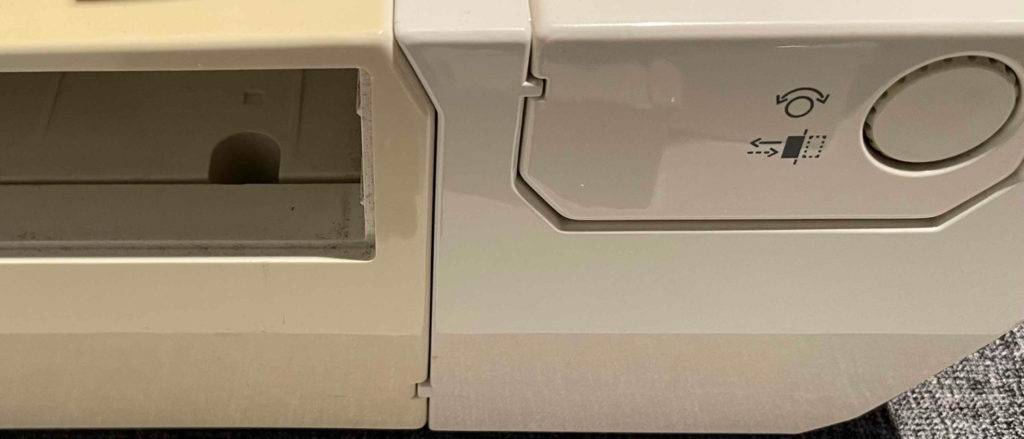 Die Details der getesteten Coverlock-Nähmaschine sind zu sehen.