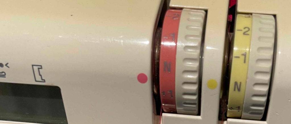 Die getestete Coverlock-Nähmaschine ist im Detail abgebildet.