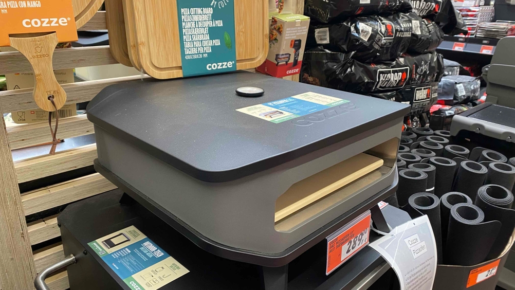 Gas Pizzaofen im Test: Ein Gerät von Cozze von schräg vorne betrachtet.