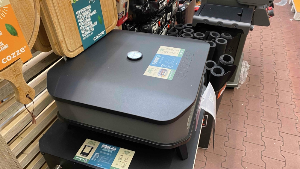 Gas Pizzaofen im Test: Ein Gerät von Cozze von seitlich oben betrachtet.