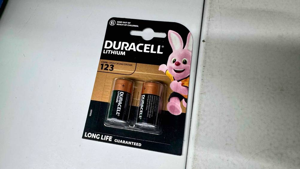 Die getesteten CR123A in Verpackung auf einer hellen Fläche liegend.