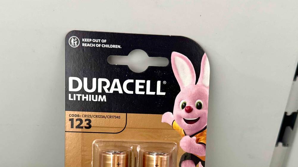 CR123A im Test: Nahaufnahme der Vorderseite der Verpackung mit Logo und Artikelbezeichnung.