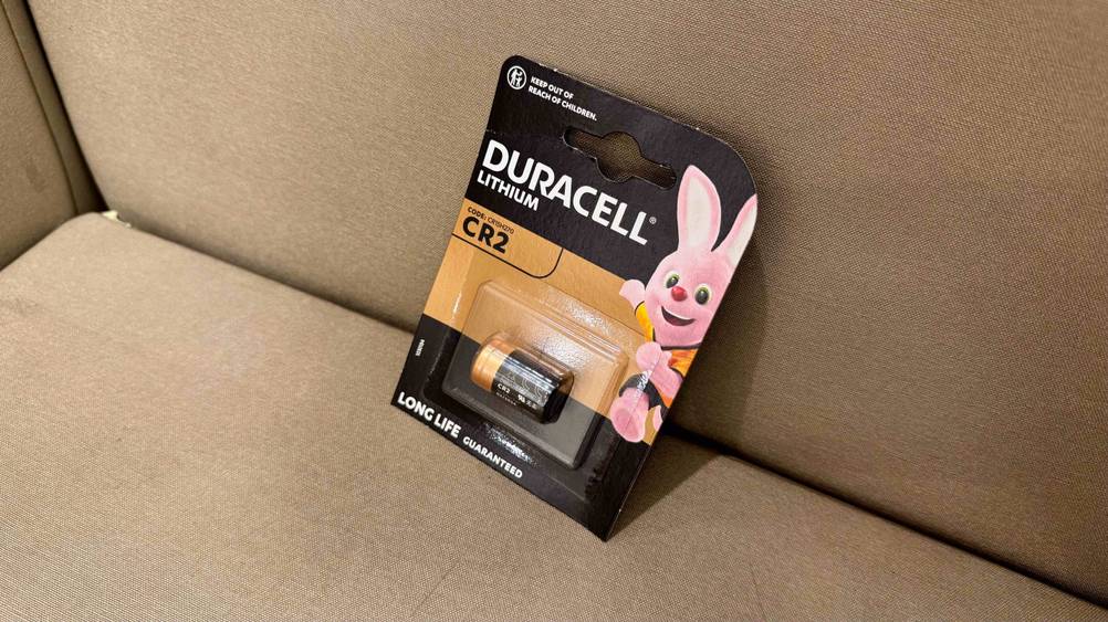Getestet: Eine CR2-Batterie in Originalverpackung auf einem beigen Polster.