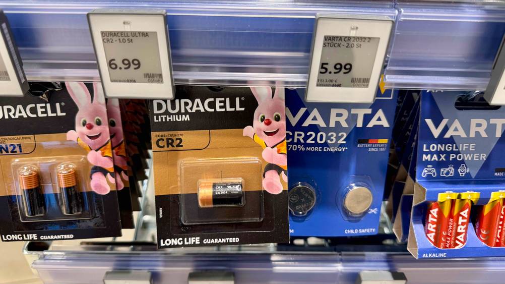 In einem Verkaufsregal hängen mehrere Packungen der CR2-Batterien im Test.