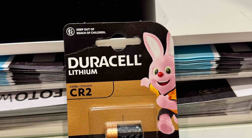 CR2-Batterie im Test: Nahaufnahme der Verpackung mit Logo und Artikelbeschreibung.