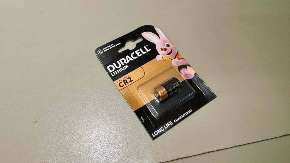 CR2-Batterie getestet: Eine Packung auf einer hellen Fläche.
