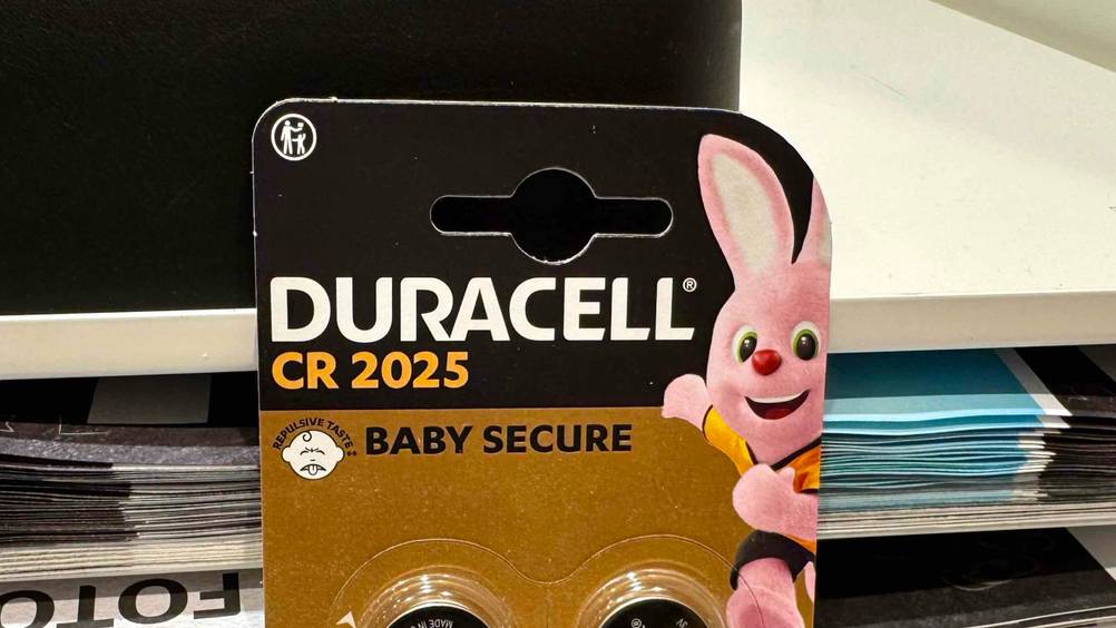 CR2025 getestet: Nahaufnahme der Verpackung mit Logo und Artikelbeschreibung.