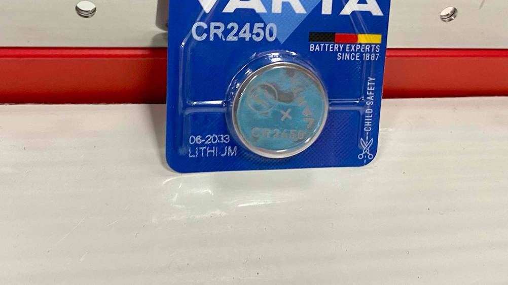 CR2450-Batterien getestet: Nahaufnahme der Batterie in ihrer transparenten Originalverpackung.