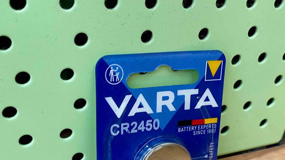 Nahaufnahme des Logos auf der Verpackung der getesteten CR2450-Batterien.