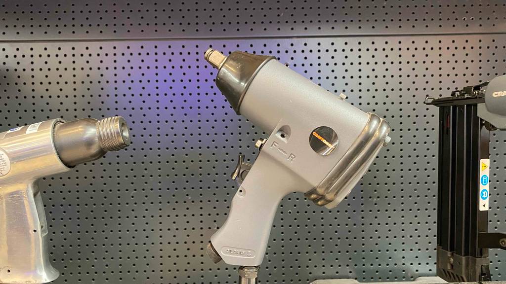 Schlagschrauber-Set von Craftomat getestet: Schlagschrauber steht neben weiteren Produkten.