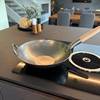Der Craft wok 731W316 steht auf einer Kochplatte