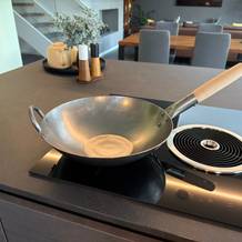 Der Craft wok 731W316 steht auf einer Kochplatte