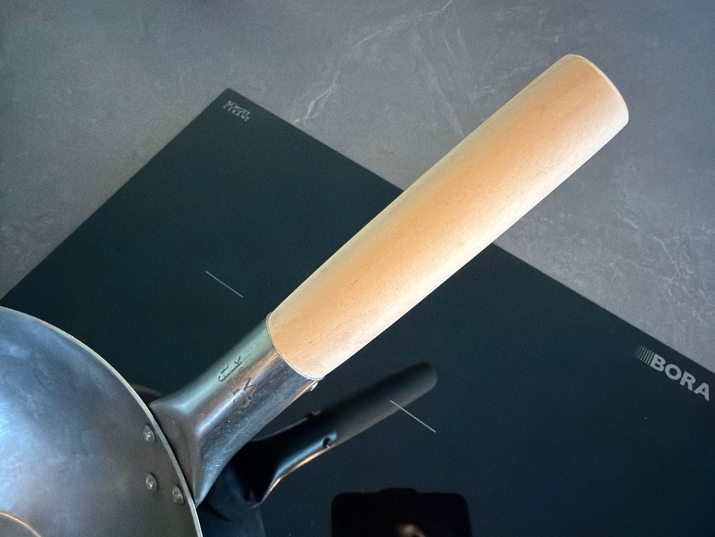 Ein Holzgriff am Craft wok 731W316