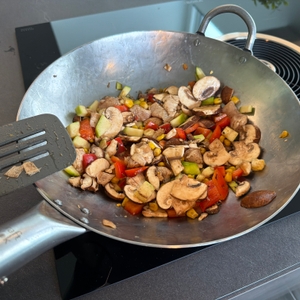 Essen liegt im Craft wok 731W316