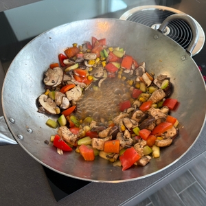 Essen wird im Craft wok 731W316 gebraten