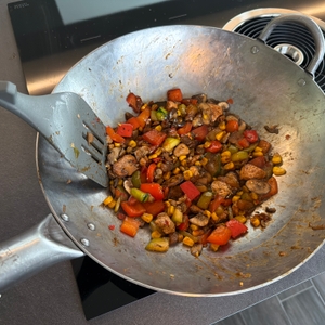 Essen wird im Craft wok 731W316 mit einem Pfannenwender vermischt