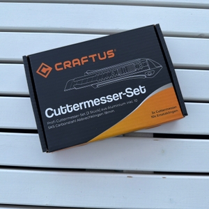 Die Verpackung des Craftus CR-100 liegt auf einem Tisch