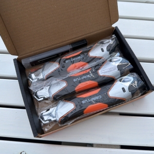 Der geöffnete Karton mit drei einzelnen Craftus CR-100 von oben