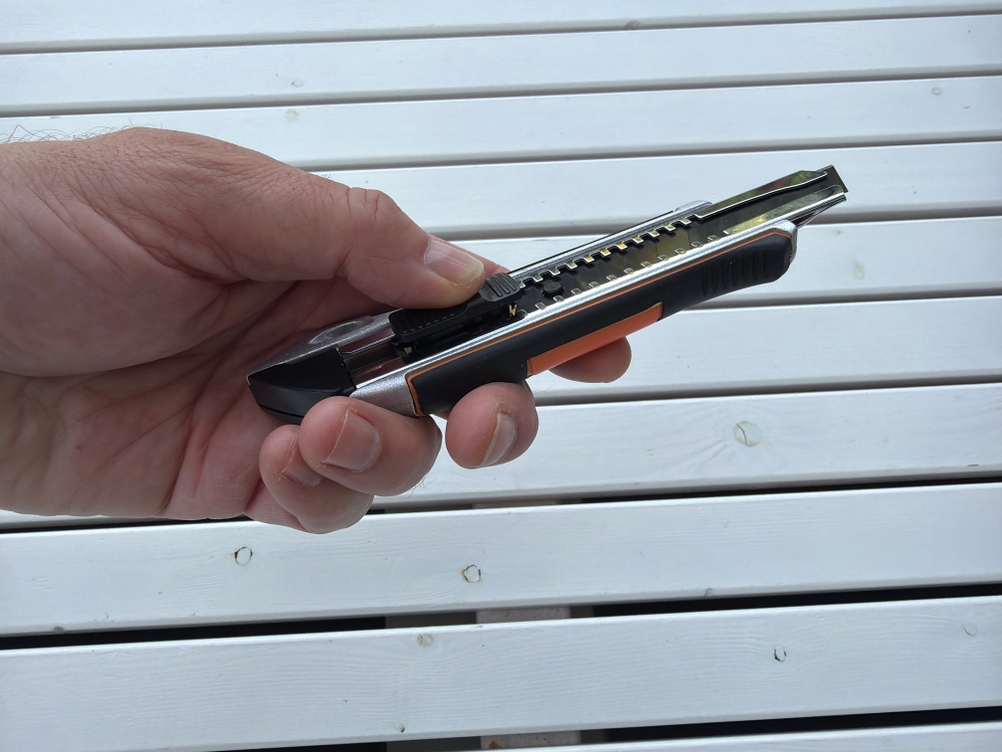 Eine Hand fährt die Klinge des Craftus CR-100 aus