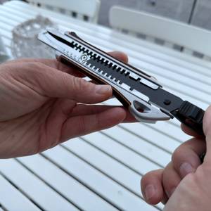 Eine Hand wechselt die Klinge des Craftus CR-100