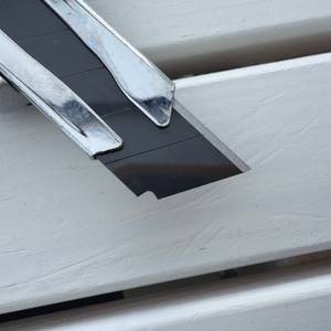 Die Klinge des ist ein Stück weit ausgefahren