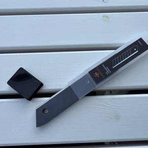 Einige Klingen liegen in einer Plastikbox vom Craftus CR-100