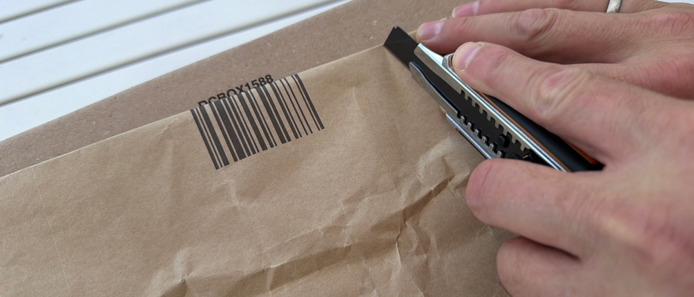 Mit dem Craftus CR-100 wird Papier zerschnitten