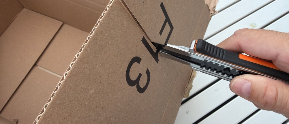 Mit dem Craftus CR-100 wird Pappe zerschnitten