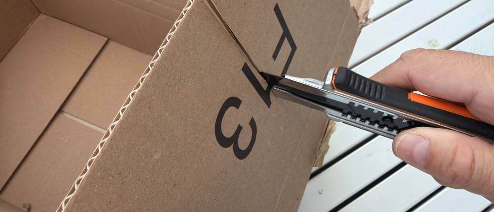 Mit dem Craftus CR-100 wird Pappe zerschnitten