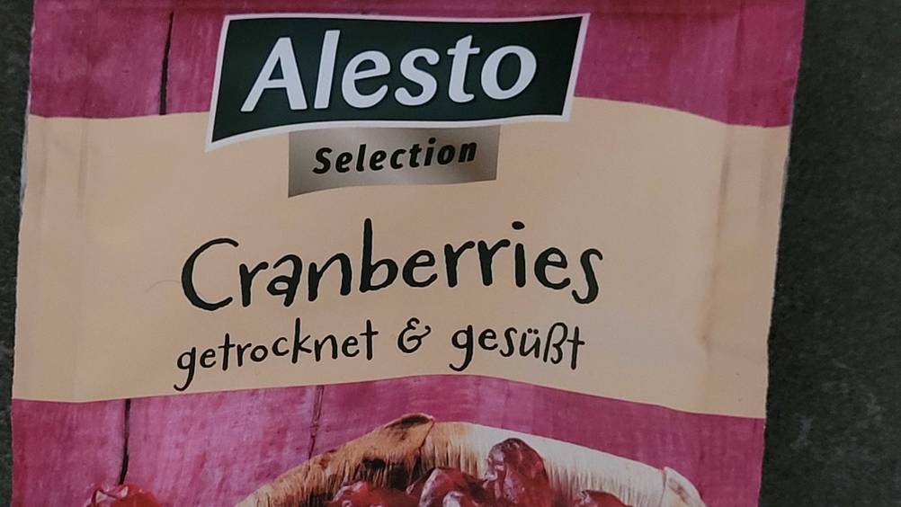 Cranberries getrocknet im Test: Nahaufnahme der Vorderseite der Verpackung mit Logo und Artikelbezeichnung.