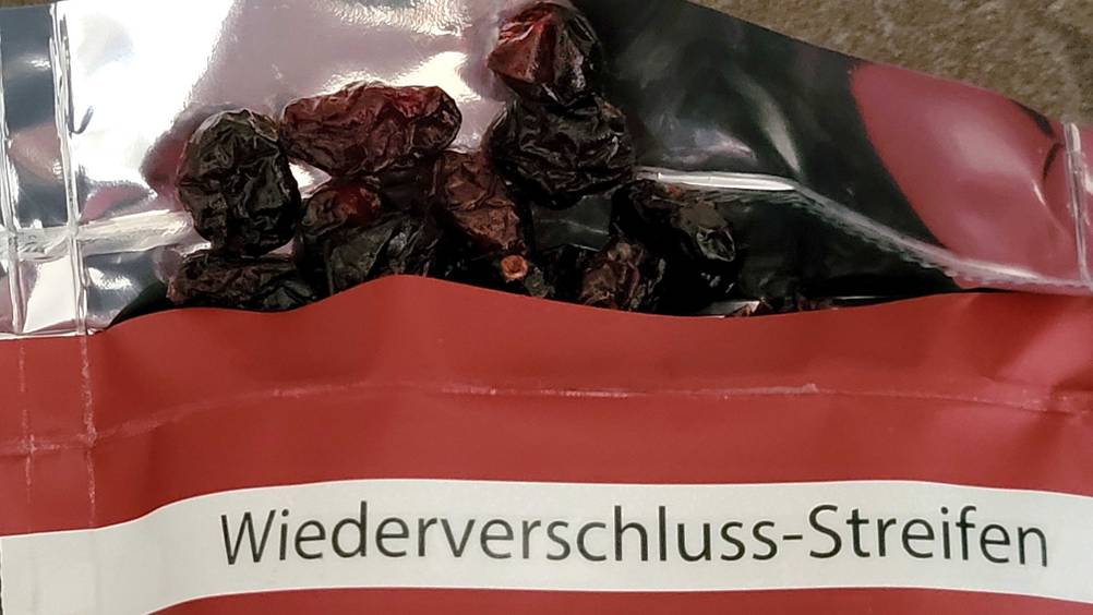 Nahaufnahme der geöffneten Verpackung der getesteten Cranberries getrocknet mit 'Wiederverschluss-Streifen'.