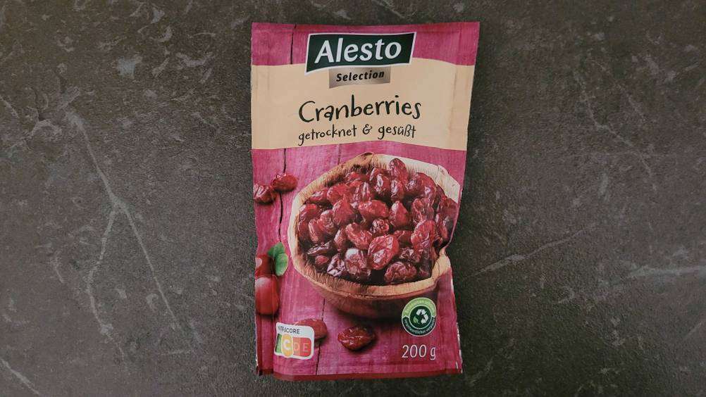 Eine Packung der Cranberries getrocknet im Test auf einer grauen Fläche.