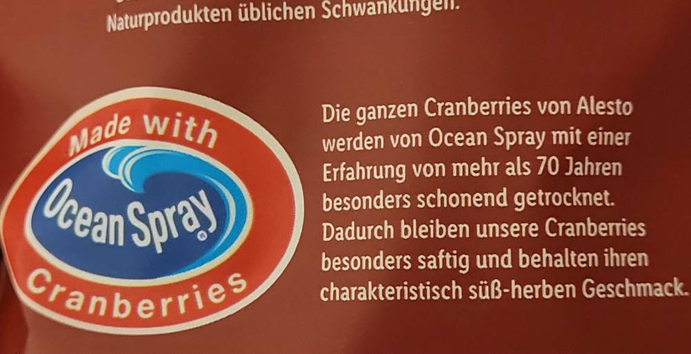 Nahaufnahme der Informationen auf der Packung der getesteten Cranberries getrocknet.