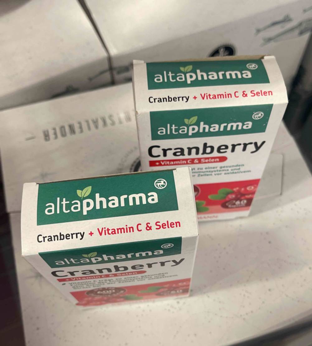 Blick von oben auf zwei Packungen getestete Cranberry-Kapseln.