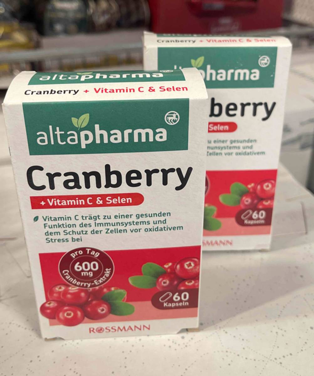 Cranberry-Kapseln im Test: zwei Packungen stehen versetzt hintereinander.