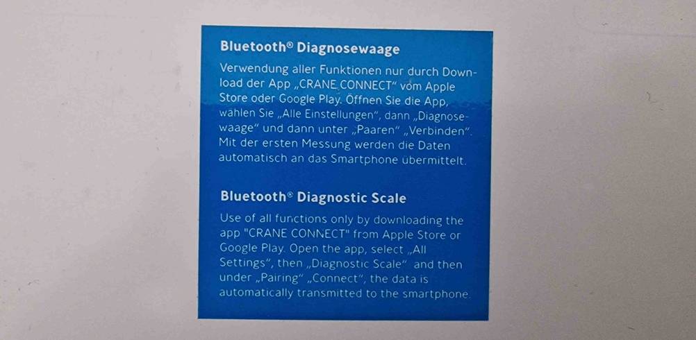 Körperfettwaage-Test: Nahaufnahme des blauen Aufklebers der Bluetooth Diagnosewaage der Marke Crane.