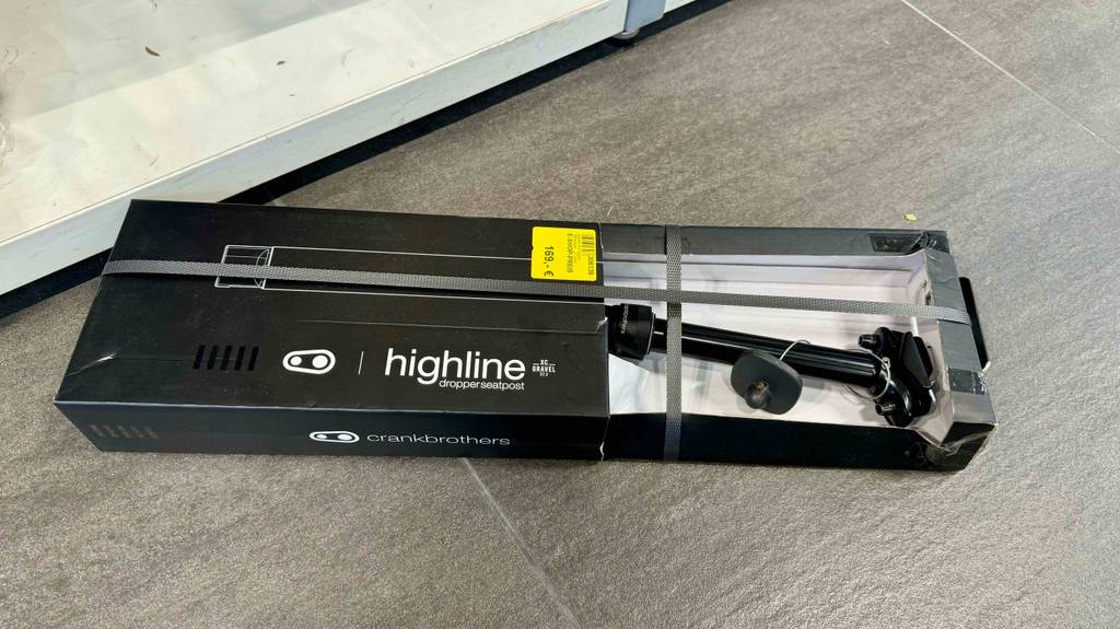 Auf der Verpackung einer absenkbaren Sattelstütze im Test stehen Informationen zum Hersteller.